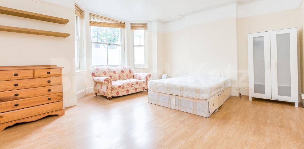 			2 Bedroom, 1 bath, 1 reception Flat			 Cathcart Hill, DARTMOUTH PARK